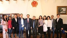 Đại sứ Lương Thanh Nghị chụp ảnh chung với đại diện Ban chấp hành Hội chuyên gia, trí thức VN tại Đan Mạch. (Ảnh: TTXVN phát)