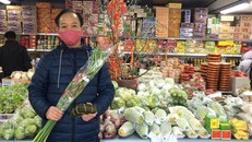 Người Việt đi mua sắm Tết tại Cộng hòa Séc. (Ảnh: Người lao động)