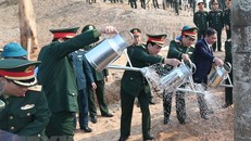 Đại tướng Phan Văn Giang, Đại tướng Lương Cường cùng các đại biểu trồng cây tại khuôn viên Bảo tàng Lịch sử quân sự Việt Nam đang xây dựng. (Ảnh: Hồng Pha/TTXVN/phát)