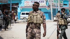 Nhân viên an ninh tăng cường tuần tra tại Mogadishu, Somalia. Ảnh: AFP/TTXVN