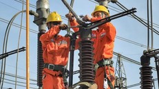 Công nhân Công ty Điện lực Nam Định bảo dưỡng hệ thống điện. (Ảnh: Phương Anh)