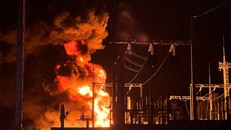 Đám cháy tại trạm biến áp tại Belgorod, thủ phủ tỉnh cùng tên của Nga sau trận pháo kích nghi do Ukraine thực hiện ngày 14/10. Ảnh: Telegram/Nastoyashchiy Gladkov. 