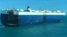 Tàu AH SHIN trên vùng biển Vũng Tàu chiều 5/2, lúc này đám cháy vẫn chưa được kiểm soát. (Ảnh: Cơ quan chức năng cung cấp) 