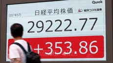 Màn hình hiển thị chỉ số chứng khoán Nikkei-225 tại Tokyo, Nhật Bản. Ảnh tư liệu: Kyodo/TTXVN