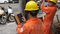 Nhân viên EVN áp dụng công nghệ trong việc ghi chỉ số côngtơ điện. (Ảnh: Xuân Quảng/Vietnam+)