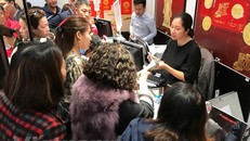 Giao dịch vàng tại doanh nghiệp. (Ảnh: Vietnam+)