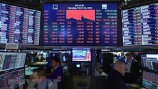 Hoạt động giao dịch tại thị trường chứng khoán New York, Mỹ. (Ảnh: AFP/TTXVN)
