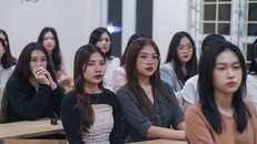 Các cô gái có mặt từ sớm để ổn định vị trí, tham gia buổi Gặp mặt Top 20.