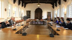 Đại sứ Nguyễn Hoàng Long làm việc với Giáo sư Andy Neely, Phó Hiệu trưởng thường trực Đại học Cambridge và Giáo sư Madeleine Atkins, Hiệu trưởng trường Lucy Cavendish, ĐH Cambridge. Ảnh: Phong Hà/ TTXVN tại Anh