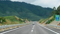 Phương tiện lưu thông trên một đoạn tuyến cao tốc đưa vào khai thác, vận hành. (Ảnh: Việt Hùng/Vietnam+)