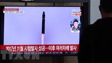 Truyền hình Hàn Quốc đưa tin về vụ phóng thử mới nhất tên lửa đạn đạo liên lục địa Hwasong-15 của Triều Tiên, tại Seoul, ngày 19/2. (Ảnh: YONHAP/TTXVN)