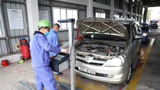 Nhân viên đăng kiểm thực hiện các quy trình kiểm định xe cơ giới. (Ảnh: Minh Hiếu/Vietnam+)