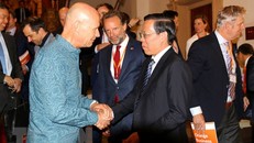 Ông Phan Văn Mãi, Chủ tịch UBND Thành phố Hồ Chí Minh và ông Kees van Baar, Đại sứ Hà Lan tại Việt Nam. (Ảnh: Thanh Vũ/TTXVN)