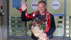 Huấn luyện viên Jurgen Klinsmann tại sân bay Incheon. (Nguồn: Yonhap)