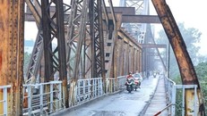 Cầu Long Biên trong ngày mưa bụi. (Ảnh: Tuấn Anh/TTXVN)