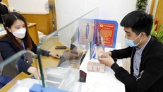 Khách hàng giao dịch vay vốn tại Ngân hàng TMCP Bảo Việt. Ảnh: Trần Việt /TTXVN