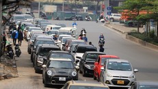 Phương tiện xếp hàng dài chờ đăng kiểm tại thành phố Hà Nội. (Ảnh: Hoài Nam/Vietnam+)