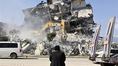 Dọn dẹp đống đổ nát sau trận động đất tại Antakya (Thổ Nhĩ Kỳ), ngày 16/2/2023. (Ảnh: Kyodo/TTXVN)