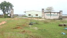 Cổng vào của Dự án Cụm công nghiệp Đông Gio Linh xây dựng dở dang nhiều năm vẫn chưa xong. (Ảnh: Nguyên Lý/TTXVN)