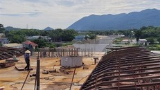 Thi công Dự án đầu tư công đường 991B. (Ảnh: Hoàng Nhị/TTXVN)