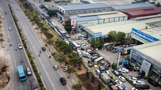 Nhiều trung tâm đăng kiểm tại Hà Nội đang quá tải và ùn tắc lượng phương tiện đến kiểm định. (Ảnh: Hoài Nam/Vietnam+)