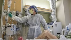 Nhân viên y tế chăm sóc bệnh nhân mắc COVID-19 tại bệnh viện ở West Roxbury, bang Massachusetts, Mỹ. (Ảnh: AFP/TTXVN)