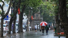 Thủ đô Hà Nội có mưa vài nơi, sáng sớm có sương mù. (Ảnh minh họa: TTXVN phát)