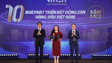 Bà Nguyễn Kiều Anh – Giám đốc Marketing Sun Property lên nhận giải thưởng Top 10 nhà phát triển bất động sản hàng đầu Việt Nam năm 2022 cho Sun Property.