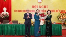 Thường trực Ban Bí thư, Trưởng ban Tổ chức Trung ương Trương Thị Mai (phải) chúc mừng bà Nguyễn Thị Thu Hà và ông Hoàng Công Thủy. (Nguồn: Sài Gòn giải phóng)