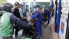 Mua bán xăng tại một điểm kinh doanh xăng, dầu của Petrolimex trên địa bàn quận Hai Bà Trưng, Hà Nội. (Ảnh: Trần Việt/TTXVN)