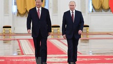 Chủ tịch Trung Quốc Tập Cận Bình (trái) và Tổng thống Nga Vladimir Putin tại Điện Kremlin ở Moskva tối 21/3. (Ảnh: AFP/TTXVN)