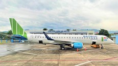 Máy bay phản lực Embraer của hãng hàng không Bamboo Airways tại sân bay Điện Biên. (Ảnh: CTV/Vietnam+)