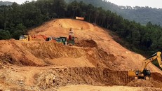 Dự án cao tốc Vĩnh Hảo-Phan Thiết vẫn còn đang thiếu nguồn cung cấp đất đắp lên tới khoảng 920.000m3. (Ảnh: Việt Hùng/Vietnam+)