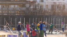 Đại công trường xây dựng “siêu quần thể đô thị biển” Vinhomes vẫn tấp nập đêm ngày.