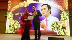 Ông Đặng Tất Thắng, Phó Tổng giám đốc Tập đoàn FLC, nhận các giải cá nhân thay cho ông Trịnh Văn Quyết – Chủ tịch HĐQT Tập đoàn FLC Đ