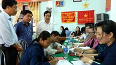 Người dân xã Quảng Hải nhận tiền bồi thường của Formosa - Ảnh H.CHI