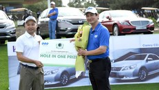 Ông Lưu Đức Quang – Trưởng BTC trao giải HIO cho gôn thủ Trần Phương 