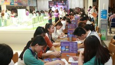 Các ứng viên đăng ký tham dự ngày hội tuyển dụng do Empire tổ chức ngày 21/5/2017