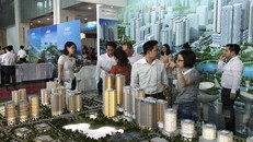 Mặt bằng giá căn hộ hiện đã rất cao, thị trường lại rầm rộ trào lưu bán "cắt lỗ", khiến nhiều chủ đầu tư dự án căn hộ cao cấp gặp khó khăn trong mở bán. Ảnh Thiều Quang