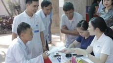 FLC phối hợp cùng Bệnh viện Hà Thành thăm khám và tặng quà người có công với cách mạng