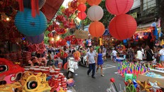 Không khí nhộn nhịp trên con phố Hàng Mã. (Ảnh: Phạm Hùng)