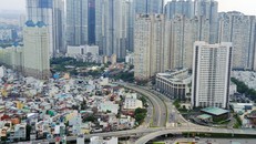 Đường Nguyễn Hữu Cảnh đang "gánh" nhiều cao ốc với hàng chục nghìn căn hộ. Ảnh: Quỳnh Trần