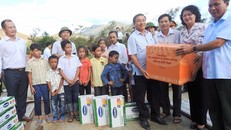 Bà Đặng Thị Ngọc Thịnh – Phó Chủ tịch nước, Bà Lê Tuyết Mai, Phó Giám Đốc Quỹ Bảo trợ Trẻ em Việt Nam, ông Đậu Phi Tú – Giám Đốc Trang trại Vinamilk Hà Tĩnh và đại diện lãnh đạo tỉnh Hà Tĩnh đến thăm và tặng quà, sữa cho người dân và trẻ em vùng lũ xã Kỳ 