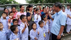 Nhiều bệnh nhân đến chia tay giáo sư Trí. Ảnh: Viện Huyết học-Truyền máu Trung ương.