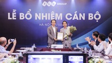 Chủ tịch HĐQT Tập đoàn FLC ông Trịnh Văn Quyết trao Nghị quyết bổ nhiệm chức vụ Phó tổng giám đốc cho ông Nguyễn Thanh Bình. 