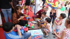 Các “nghệ sỹ nhí” cũng hào hứng và thỏa sức sáng tạo tại các gian hàng. Nhiều bộ môn phong phú như dạy làm bóng nghệ thuật, tô tượng… đều thu hút rất đông các bé.