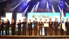 Ông Lê Quang Hùng, Thứ trưởng Bộ Xây dựng trao Huân chương lao động Hạng Nhì cho Tập đoàn Hòa Bình