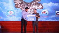 Đại diện Tập đoàn FLC trao tặng 1 tỷ đồng hỗ trợ khẩn cấp Thanh Hoá sau thiên tai