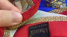 Công ty mua khăn lụa Khaisilk nghi ngờ không phải là lụa (Ảnh nhân vật cung cấp)