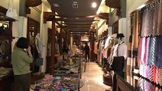 Cơ quan chức năng kiểm tra cửa hàng Khaisilk 113 Hàng Gai